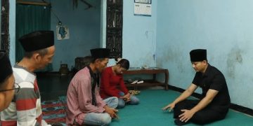 Mas Ipin di rumah duka keluarga Mukono. Foto: Ist