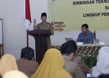 Bupati Arifin saat membuka Bimtek Penyusunan Penjenjangan Kinerja Bagi Perangkat Daerah. Foto: Ist