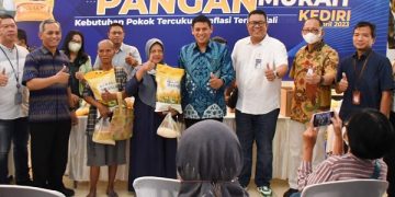 Wali Kota Kediri dan Kepala KPwBI Kediri di GNI dalam kegiatan Bazar Pangan Murah. Foto: Ist