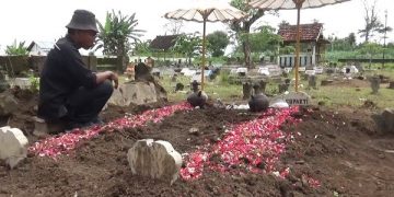 Pemakaman korban laka maut Tol Boyolali di Desa Jekek, Nganjuk. Foto: Bacaini/Asep Bahar