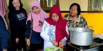 Seorang lansia terlihat antusias memasak makanan berbuka dalam kegiatan Ramadhan Ceria. Foto: Bacaini/AK.Jatmiko