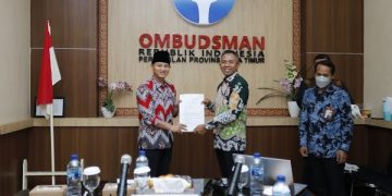 Bupati Trenggalek Terima Penghargaan Predikat Kepatuhan Standar Pelayanan Publik dari Ombudsman RI Perwakilan Jawa Timur. Foto: Ist