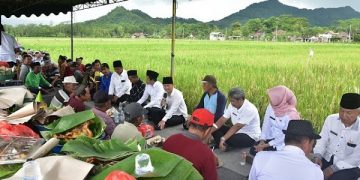 Bupati Arifin saat menghadiri labuh panen di Desa Ngadirenggo. Foto: Ist