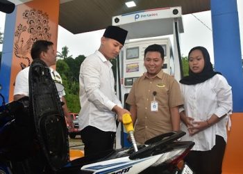 Bupati Arifin di Stasiun Pengisian Bahan Bakar (SPBB) Pertades Pule Maju Pule. Foto: Ist