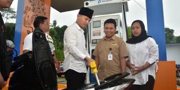 Bupati Arifin di Stasiun Pengisian Bahan Bakar (SPBB) Pertades Pule Maju Pule. Foto: Ist