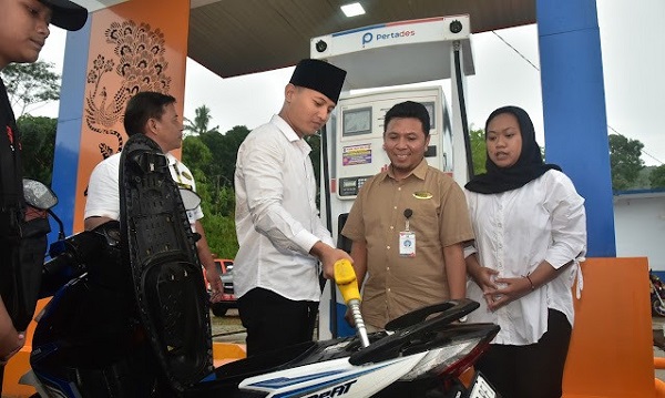 Bupati Arifin di Stasiun Pengisian Bahan Bakar (SPBB) Pertades Pule Maju Pule. Foto: Ist