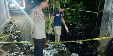 Polisi melakukan olah TKP petasan meledak di area pondok pesantren, Senin dini hari. Foto: Bacaini/AK.Jatmiko