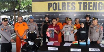 Polisi menunjukkan 4 tersangka curanmor beserta barang bukti. Foto: Bacaini/Aby
