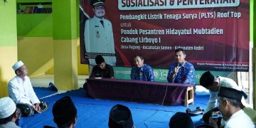 Sosialisasi dan penyerahan PLTS Roof Top di Ponpes Hidayatul Mubtadien Cabang Lirboyo 1. Foto: Ist