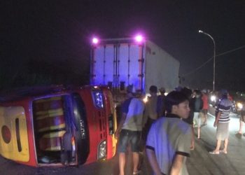 Angkut 18 Pemudik, Minibus Terguling di Jombang