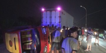 Proses evakuasi mobil elf yang terguling di jalur arteri Jombang. Foto: Bacaini/Syailendra