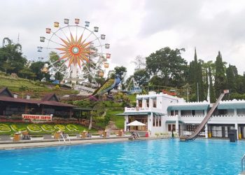 Mencoba Papan Seluncur Kolam Selecta, Usianya 93 Tahun