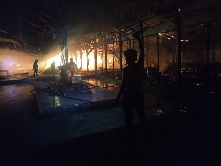 Petugas Damkar Berupaya memadamkan api. Foto:bacaini/AK. Jatmiko