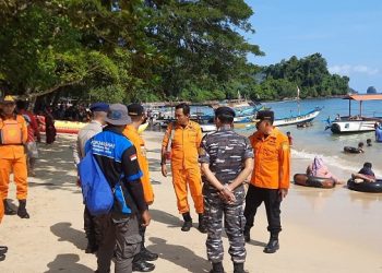 Deputi Basarnas Tinjau Pengamanan Pantai Pasir Putih