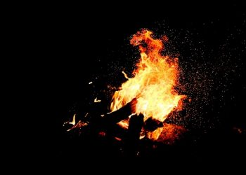 Pengalamanku Bermain Sepak Bola Api, Ternyata Gak Panas