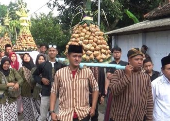 Ratusan Warga Nganjuk Gelar Kirab Gunungan Ketupat