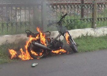 Motor Andri habis terbakar. Foto:bacaini/Syailendra