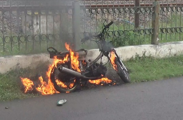 Motor Andri habis terbakar. Foto:bacaini/Syailendra