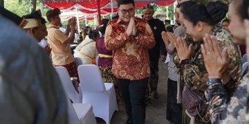 Mas Dhito saat menghadiri acara Dharma Santi di Candi Tegowangi. Foto: Ist