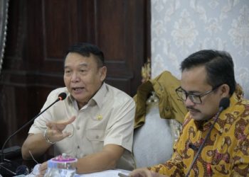 Anggota Komisi I DPR RI TB Hasanuddin (kiri) saat berkunjung ke Surabaya. Foto: Istimewa