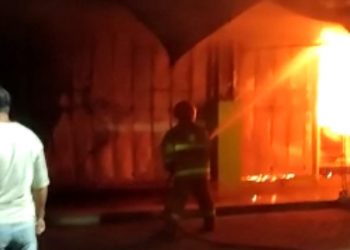 Petugas Damkar berupaya memadamkan api. Foto:bacaini.id/ AK. Jatmiko