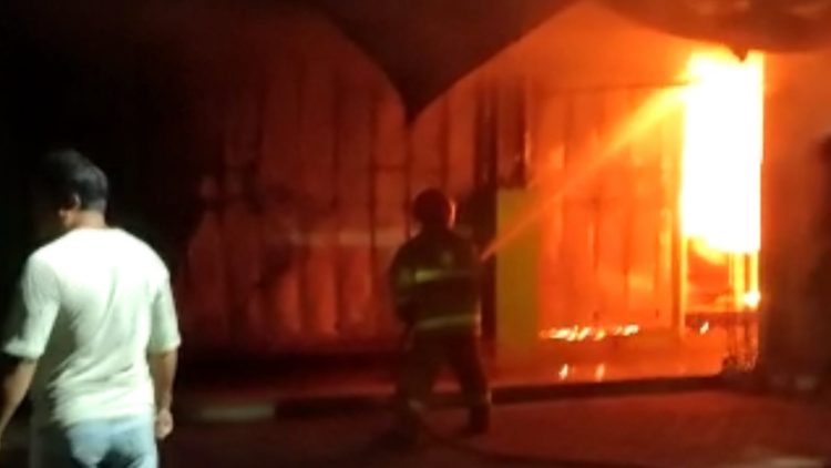 Petugas Damkar berupaya memadamkan api. Foto:bacaini.id/ AK. Jatmiko