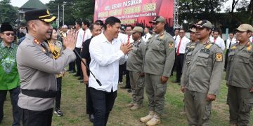 Wali Kota Kediri bersama Kapolres Kediri Kota memeriksa kelengkapan personel Operasi Ketupat 2023. Foto: Ist