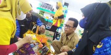 Tim sidak memeriksa barang dalam kemasan parcel. Foto: Ist