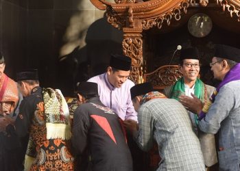 Wali Kota Kediri Salat Idul Fitri Bersama Keluarga di Masjid Agung