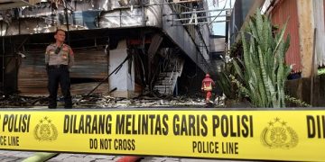 Lokasi kebakaran di Malang Plaza dipasang garis polisi. Foto: Bacaini/A.Ulul
