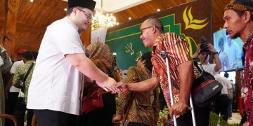 Mas Dhito bersalaman dengan salah satu warga yang datang di Pendopo Panjalu Jayati. Foto: Ist