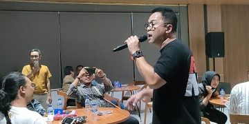 Pulung Agustanto saat unjuk kebolehan menyanyi di hadapan awak media Kediri. Foto: Bacaini/Wahyu
