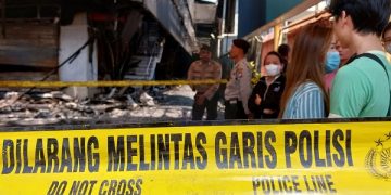 Proses olah TKP Tim Labfor Polda Jatim di Malang Plaza. Foto: Bacaini/A.Ulul