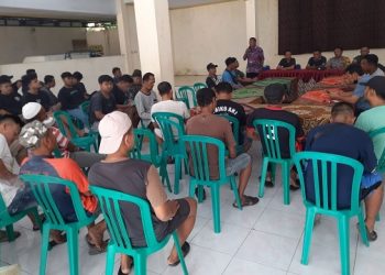 Warga di Trenggalek Protes Jalan Rusak Akibat Truk Tambang