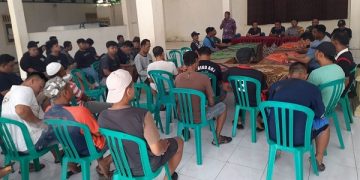 Pertemuan warga di Balai Desa Prambon. Foto: Bacaini/Aby