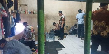 Penggeledahan di salah satu ruang tahanan Lapas Kelas IIA Kediri. Foto: Bacaini/AK.Jatmiko