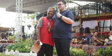 Darmianto, warga yang beruntung mendapat HP dari Mas Dhito. Foto: Ist