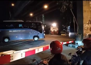 Viral, Bus TNI AL Terobos Perlintasan KA di Malang