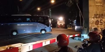 Detik-detik bus TNI AL menerobos perlintasan KA di Kota Malang. Foto:Tangkapan layar video Komunitas Sahabat Kereta.