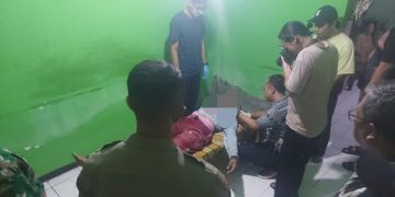 Polisi mengevakuasi sekaligus melakukan olah TKP korban bunuh diri. Foto: Bacaini/AK.Jatmiko