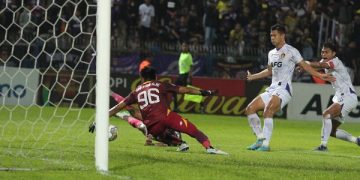 Aksi Kartika Ajie di bawah mistar gawang Persik Kediri musim lalu. Foto: Ist