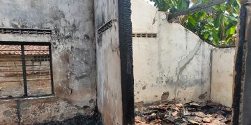 Puing-puing sisa kebakaran di rumah milik Wagisan. Foto: Bacaini/AK.Jatmiko