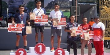 Penyerahan hadiah pemenang Kediri Half Marathon. Foto: Ist