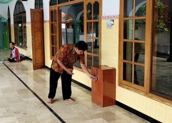 Pakai Gunting Baja, Pencuri Kotak Amal Terekam CCTV