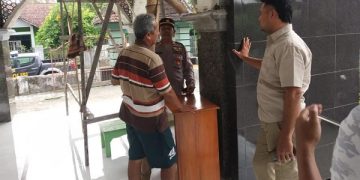 Polisi melakukan olah TKP pembobolan kotak amal masjid. Foto: Bacaini/AK.Jatmiko