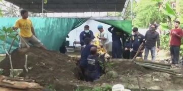 Polisi membongkar makam seorang pensiunan Polri di Jombang. Foto: Bacaini/Syailendra