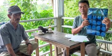 Ipung Purnomo menunjukkan hasil foto CT scan sebagai bukti penganiayaan. Foto: Bacaini/Wahyu