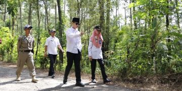 Bupati Trenggalek meninjau jalan berlubang yang dikeluhkan warga. Foto: Ist