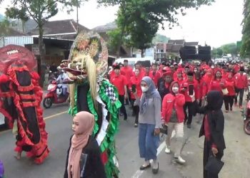 Pendaftar Pertama, Bacaleg PDIP Trenggalek Jalan Kaki ke KPU