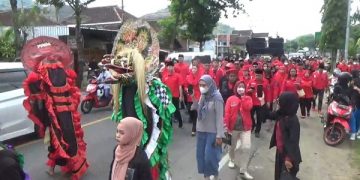 Rombongan Bacaleg PDIP jalan kaki menuju Kantor KPU Trenggalek. Foto: